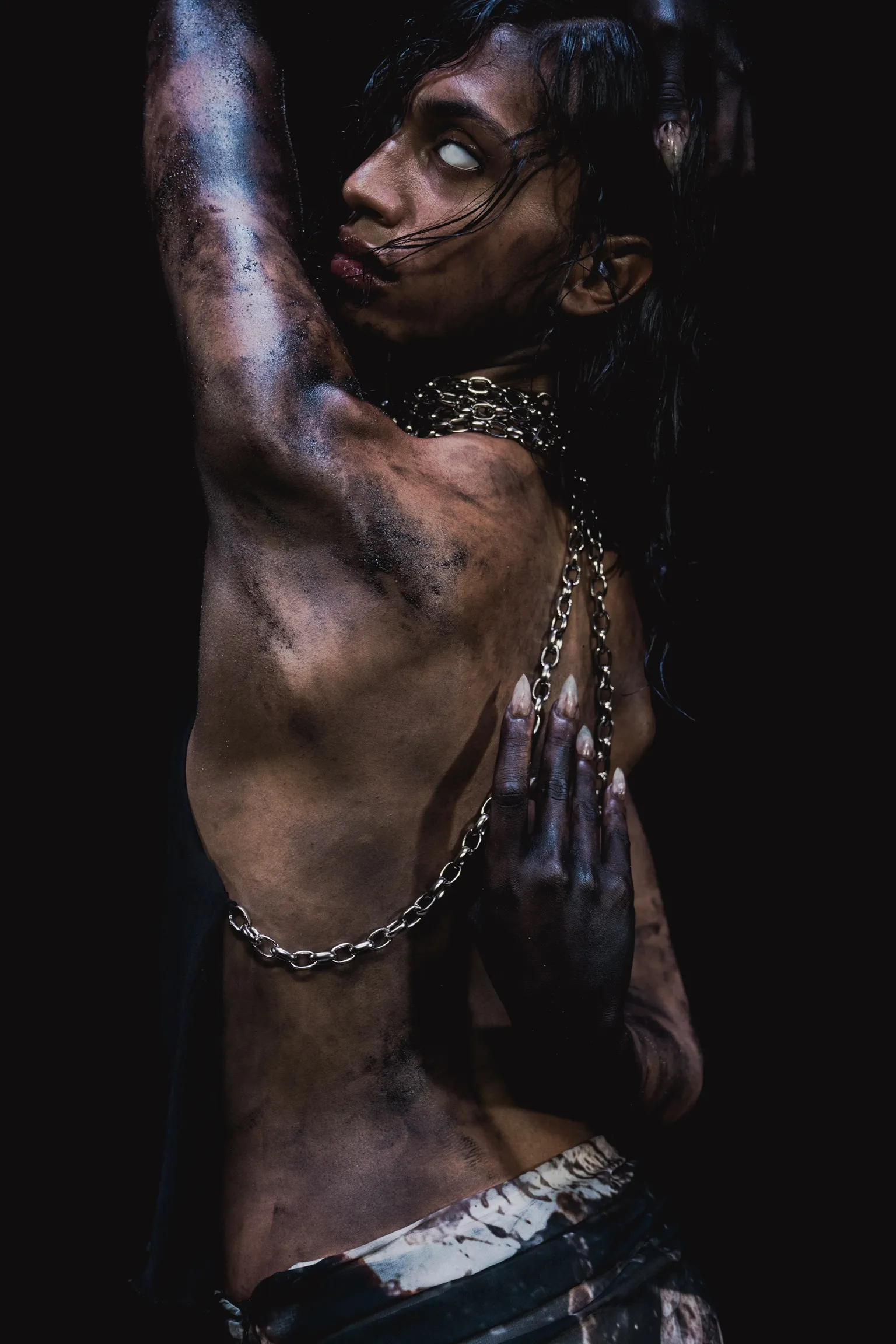 Monsoon Depths FW25 — retrato con iluminación editorial